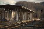 Die typische Bahnsteigberdachung in Neustadt(Sachsen hat zum Glck nur auf dem Foto beim Ausrichten eine Ecke verloren, in Natura ist sie nach wie vor zu bewundern.28.12.2012 gegen 10:34 Uhr