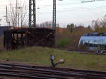 Ganz alt und modern treffen hier in Altenburg Rasephas aufeinander, die S-Bahn von Zwickau fährt nach Halle, währendessen das Wagenkastengerippe, ehemals ein Schuppen, seinen Ende endgegenrostet und modert. Teleblick.  22.10.2017  09:41 Uhr.