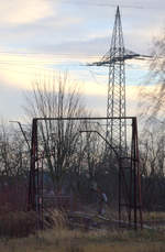 Stilleben: Spannwerk,Lademaß und Mast in Großvoigtsberg an der Zellwaldbahn. 
03.12.2017 15:35 Uhr.