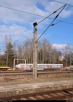 Im Bahnhof Leipzig-Thekla ist bereits einiges in die Jahre gekommen, wie dieser Laternen- und Oberleitungsmast.