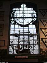 Blick auf ein Mosaikfenster mit 03 1010 der Traditionsgemeinschaft Bw Halle P e.V., das es im Lokschuppen des DB Museums Halle (Saale) zu bestaunen gibt. Erst auf den zweiten Blick wurde es für mich sichtbar. Aufgrund schlechter Lichtverhältnisse leider etwas dunkel geraten. [1.4.2018 | 12:38 Uhr]