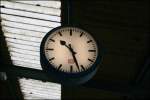 Uhr mit altem DB Logo, und ohne Sekundenzeiger. Aufgenommen am 21.06.07 um 10:27 Uhr in meiner Heimatstadt.