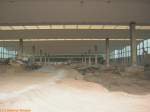 Blick von auen in die Halle des ehemaligen Postbahnhofes in Frankfurt am Main, in dem eine neue S-Bahn-Werkstatt errichtet
wird, die ersten Bauttigkeiten sind bereits im Gange. Am Abend
des 03.06.2005 hatten die Arbeiter aber bereits Feierabend, als
die Aufnahme entstand, herrschte vllige Ruhe an dem Ort.