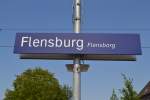 Neuerdings zweisprachig sind diese Bahnhofsschilder in Flensburg. Interessant: Die alten Schilder liegen einige hundert Meter weiter neben den Gleisen - mitsamt der Laternenmaste. Warum nicht einfach nur die Schilder getauscht wurden ist mir unbekannt.