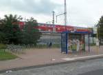 Nauen, Blick vom verwahrlosten Bahnhofsvorplatz auf Bahnsteig A mit RE 2 nach Cottbus (05.08.2012)