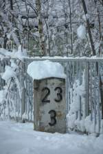 Mit Mtze und Hnden prsentiert sich der Kilometerstein   23,3 am 02.12.2012 gegen 13:44 Uhr im Bahnhof Neukirch (Lausitz) West.