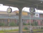 Zwei verschiedene Uhrzeiten an einem Bahnsteig: Bahnhofsuhren im Gieener Hauptbahnhof, am 05.06.2006 aufgenommen.