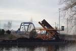 Der Kohleumschlag in Königs Wusterhausen am 21.03.2014. Bis zu 8000 Tonnen des Gesteins aus der Lausitz werden täglich von Bahnwaggons auf Schubverbände geladen und gelangen über Dahme und Spree in die Hauptstadt. Der Energiekonzern Vattenfall heizt damit über das Heizkraftwerk Klingenberg den Osten Berlins.
Hier zu gibt es ein Interessantes Video auf YouTube: https://www.youtube.com/watch?v=ZUnh2OOQEGE&feature=c4-overview&list=UU4WjM9wFD6o3IrHyOSnh7Dw