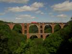 Der Kesselzug 62329 von Rhäsa nach Ingolstadt passiert die Elstertalbrücke bei Jocketa.