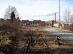 Blick auf den ehemaligen Lokschuppen des Bw Rosenheim. Im Vordergrund der Weichenstellhebel der genauso wie das Gleis schon lange keinen Betrieb mehr gesehen hat. Im Hintergrund rechts, das ehemalige Heizhaus, hinter dem der Bekohlungskran samt Kohlenbansen   steht. Die Halle steht bis heute leer. Hinten links die ehemalige Waggonwaschanlage, beheimatet heute einen Motorradhndler. Aufgenommen am 10.02.2007.