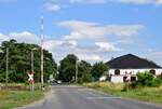 Blick auf den Bahnübergang Gnadauer Straße in Barby. 

Barby 22.07.2020