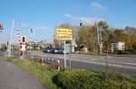 Bahnbergang in Kaarst Holzbttgen, hier kreuzen die Triebwagen der Regiobahn Kaarst/Mettmann.