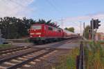 Am 27.8.2012 ist die 111 015-4 die Zuglok des RE4 Zuges von Dortmund nach Aachen und ist hier am Bahnbergang Herrather Linde zu sehen.