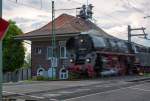 Falsch eingeschätzte V/max des Sonderzug mit der Lok 01 0509 am BÜ der Peeneklappbrücke Anklam. - 30.05.2015