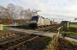 182 513-2 mit einem bunten Zug offener Güterwagen von Weißenberg kommend in Richtung Osterath fahren am Bü Broicherseite in Kaarst 19.12.20115