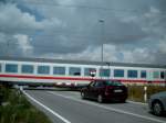 IC 2376 nach Stralsund auf dem Bahnbergang bei Ventschow (Nordwestmecklenburg) der Bahnstrecke Schwerin-Bad Kleinen-Rostock (05.