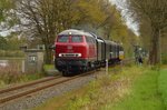 Mit einem Sonderzug am Haken kommt die Lolo 160 002 bei Gälkenheide auf den Fotografen am Sonntagmorgen zugefahren.