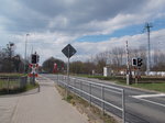 Der Bahnübergang am Bahnhof von Gransee am 26.März 2016.