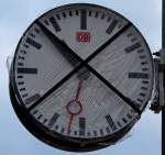 Am Haltepunkt Ueckermnde Hafen wurde die Bahnsteiguhr mit Folie berklebt, nachdem die Zerstrung des Uhrenglases festgestellt wurde.