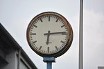 Um ca 5-6 Stunden geht die Uhr falsch, denn sie tickt nicht mehr.