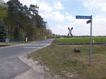 Unbeschrankter Bahnübergang an der Station Klandorf (Strecke Basdorf-Groß Schönebeck) am 01.Mai 2017.