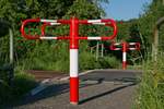 Frisch gestrichen (|) - Für Fußgänger, die bei Eriskirch-Moos das Gleis der Bodenseegürtelbahn überqueren wollen ist jetzt schon von Weitem die Gefahrenstelle sichtbar (07.08.2017).