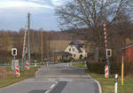 BÜ an der stillgelegten Strecke Bautzen Wilthen.  06.01.2018 15:16 Uhr. Nähe  Boblitz. Die Strecke ist hier nicht mehr dargestellt,auf der Wanderkarte des Fotografen  ist sie noch dargestellt.