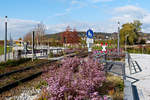 Schöner farbenfroher Bahnübergnag am Stadtrand von Deggendorf nur für Fußgänger.