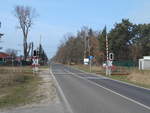 An diesem Bahnübergang in Zehdenick Neuhof herrscht nicht viel Straßenverkehr.Aufnahme am 23.März 2019.