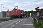 Bü Bild von Bü Tilmeshof in Kaarst Broicherseite mit Lok 185 245 die den Nievenheimer am Haken hat.
3.10.2019