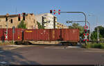 Containertransport auf der Hafenbahn Halle-Trotha

Auf halber Strecke zwischen dem Hafen und dem Bahnhof Halle-Trotha überqueren die Container, u.a. auf Wagen der VTG AG, die Köthener Straße in Halle (Saale).

🧰 Container Terminal Halle (Saale) GmbH (CTHS | Stadtwerke Halle GmbH)
🕓 7.6.2021 | 19:38 Uhr