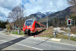 Am Bahnübergang Loisachstraße verlässt 2442 216 (Bombardier Talent 2) den Hp Untergrainau.