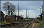 Der ehemalige Bahnhof Peißen präsentiert sich am 05.01.2024 noch weitgehend im Stil der Deutschen Reichsbahn. Betrieblich handelt es sich nach dem Rückbau einiger Weichen nur noch um eine Abzweigstelle. Die verbliebenen 4 Weichen werden aus dem elektromechanischen Stellwerk Pn im kleinen Empfangsgebäude gesteuert. Unmittelbar an diesem befindet sich der mit einer HS-64b-Halbschrankenanlage von WSSB gesicherte Bahnübergang, der auch dem Zugang zu den beiden Bahnsteigen dient. Die Gleisanlagen werden in den nächsten Monaten grundlegend umgebaut, um Peißen wieder zum Bahnhof auszubauen. Dabei wird ein elektronisches Stellwerk die bestehende Stellwerkstechnik ersetzen, der Bahnübergang wird ersatzlos geschlossen und der Bahnsteig an eine neue Stelle verlegt. 