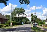 In Brandenburg am Bahnübergang Göttiner Landstraße befindet sich beidseitig diese Höhenbegrenzung mit dem Hinweis das Personen von der Ladung abzusteigen haben wegen der