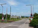 4. Juni 2006: Einer von zwei Bahnübergängen in Ötigheim bei Rastatt. Mit ein Grund warum die ICEs hier nur 160 km/h fahren dürfen.