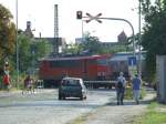 DB 155-175 fhrt mit einem Gterzug (ich kenne leider nicht den Inhalt) von Dessau Rtg. Bitterfeld. Hier gesehen am Bahnbergang  Elisabethstrae  in Dessau. Bis vor 2 Jahren war der B noch durch Handbetrieb geprgt, mit Schranken, die die ganze Strae abdeckten.
Im Hintergrund sieht man die alte Brauerei, wo heute sich das  Depot  befindet, eine lokale (niveaulose) Disco.
Dessau, der 31.7.08