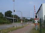 Unterhalb vom Bahnhof Stralsund Rgendamm befindet sich dieser Bahnbergang an der Zufahrtsstrecke zum Stralsunder Sdhafen.Aufnahme am 03.September 2011.