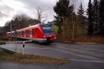 Bahnbergang Bermsaustrae, just quert hier der Triebwagen 422 080-2 am 17.12.2011 auf seinem Weg von Wuppertal nach Bottrop die L 427.