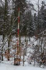 Kein Bahnübergang im eigentlichen Sinne, aber eine  DR typische Schranke sperrte vor langer Zeit von beiden Seiten den Zugang zur Freiladerampe des Bahnhofes Neukirch (Lausitz) West.  16.02.2013 gegen 13:03 Uhr aufgenommen.