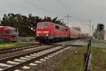 Auf dem B Herrather Linde in Herrath ist die 111 012 mit einem Dosrockzug als RE4 nach Aachen unterwegs.10.4.2013