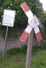 Dieses Andreaskreuz macht schon einen etwas geknickten und windschiefen Eindruck am alten Gterbahnhof in Nordhausen am 15.06.2013