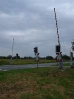 Bahnbergang an der B105 bei Kenz(Strecke Velgast-Barth)am 17.September 2011.