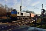 Am Bahnübergang zum Kleingartenverein Lintorf kommt die  247 039-1 mit einem Kalkzug aus dem Angertal heran gefahren.