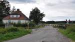 Anrufschranke am Bahnübergang bei Radersdorf, OT von Kühbach im Landkreis Aichach - Friedberg, aufgenommen und entdeckt am 26.08.2012.