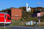 BÜ in Lietzow mit ins Bild fahrenden RE 9 von Stralsund. - 23.10.2015