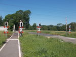 Der Bahnübergang von Nechlin mit extra Bahnübergang für Fussgänger und Radfahrer am 05.Juni 2016.