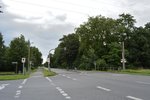 Auf den ersten Blick sah es aus als ob der Bahnübergang nur zeitweise stillgelegt wird, doch beim 2. Blick sah ich dann, das der Anschluss ganz stillgelegt ist. Man hat bereits die Schrankenbäume entfernt und die Ampelanlagen abgedeckt.

Rheinberg 02.07.2016