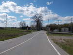 Bahnübergang in Gnevkow am 17.April 2016(Strecke Stralsund-Neustrelitz).Rechts die gleichnamige Station.