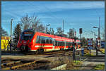 Nach kurzem Halt in Dresden-Stetzsch beschleunigt 442 149 am 30.12.2016 wieder, um seine Fahrt als RB 18322 nach Elsterwerda-Biehla fortzusetzen. Dabei überquert der Zug den örtlichen Bahnübergang der Reichbahn-Bauform HS-64b, der inzwischen auch in Sachsen selten geworden ist.