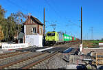 Die letzten Tage der Blockstelle Braschwitz

Containerzug mit 185 605-3 fährt gemächlich am inzwischen abgerissen Häuschen der Blockstelle Richtung Halle (Saale) vorbei.
Dieser einmalige Streckenblick war möglich, da während der Bauarbeiten für den neuen Bahnübergang ein provisorischer Überweg für Fußgänger geschaffen wurde. Dieser war natürlich beschrankt und von Bahnpersonal beaufsichtigt.

🧰 Alpha Trains Belgium NV/SA, vermietet an die Rail Cargo Logistics - Germany GmbH (RCL)
🕓 4.11.2023 | 10:20 Uhr